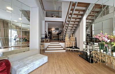 Spacieux Local Commercial avec Mezzanine au Coeur de Racine