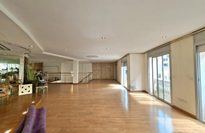 Spacieux Local Commercial avec Mezzanine au Coeur de Racine