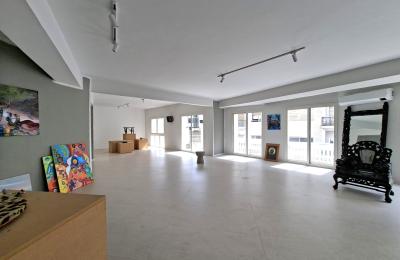 Spacieux Local Commercial avec Mezzanine au Coeur de Racine