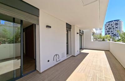 Magnifique studio vide avec grande terrasse CFC