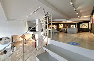 Super Local Commercial avec Mezzanine au Coeur de Racine
