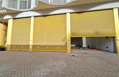 Grand magasin à vendre à l'Oasis à deux pas du marché de l'oasis.
