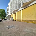 Grand magasin à vendre à l'Oasis à deux pas du marché de l'oasis.
