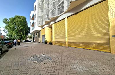 Grand magasin à vendre à l'Oasis à deux pas du marché de l'oasis.