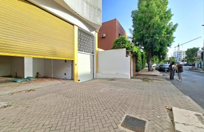 Grand magasin à vendre à l'Oasis à deux pas du marché de l'oasis.