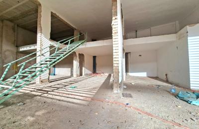 Grand magasin à vendre à l'Oasis à deux pas du marché de l'oasis.
