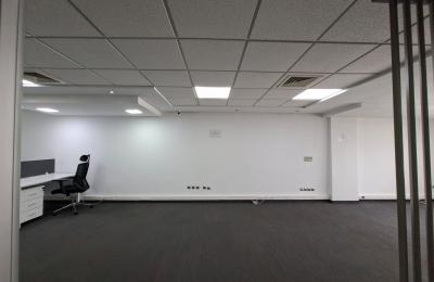 CENTRE BELGI– BUREAU SPACIEUX À LOUER AVEC PARKING