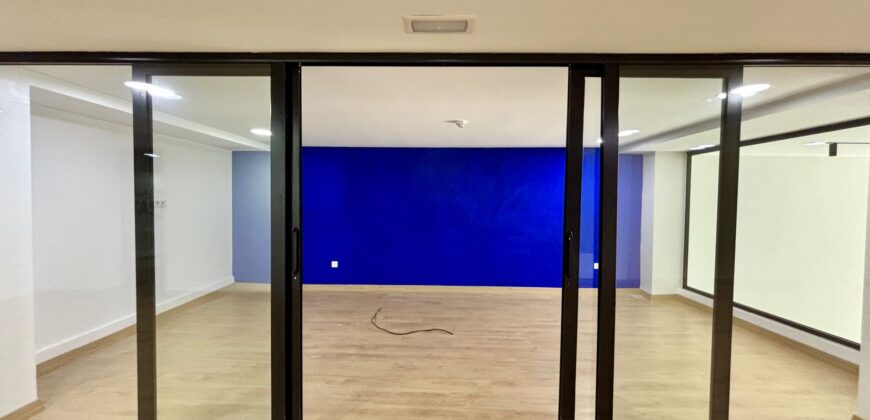 SPACIEUX LOCAL COMMERCIAL AVEC MEZZANINE – À MAARIF, LES IRIS – 195 M² REZ-DE-CHAUSSÉE + 122 M² MEZZANINE – AVEC GARAGE AU SOUS-SOL