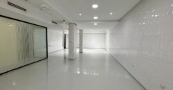 SPACIEUX LOCAL COMMERCIAL AVEC MEZZANINE – À MAARIF, LES IRIS – 195 M² REZ-DE-CHAUSSÉE + 122 M² MEZZANINE – AVEC GARAGE AU SOUS-SOL