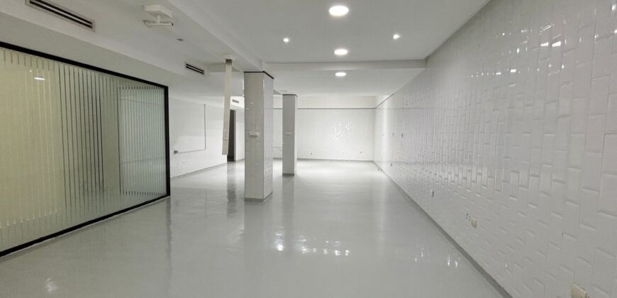 SPACIEUX LOCAL COMMERCIAL AVEC MEZZANINE – À MAARIF, LES IRIS – 195 M² REZ-DE-CHAUSSÉE + 122 M² MEZZANINE – AVEC GARAGE AU SOUS-SOL