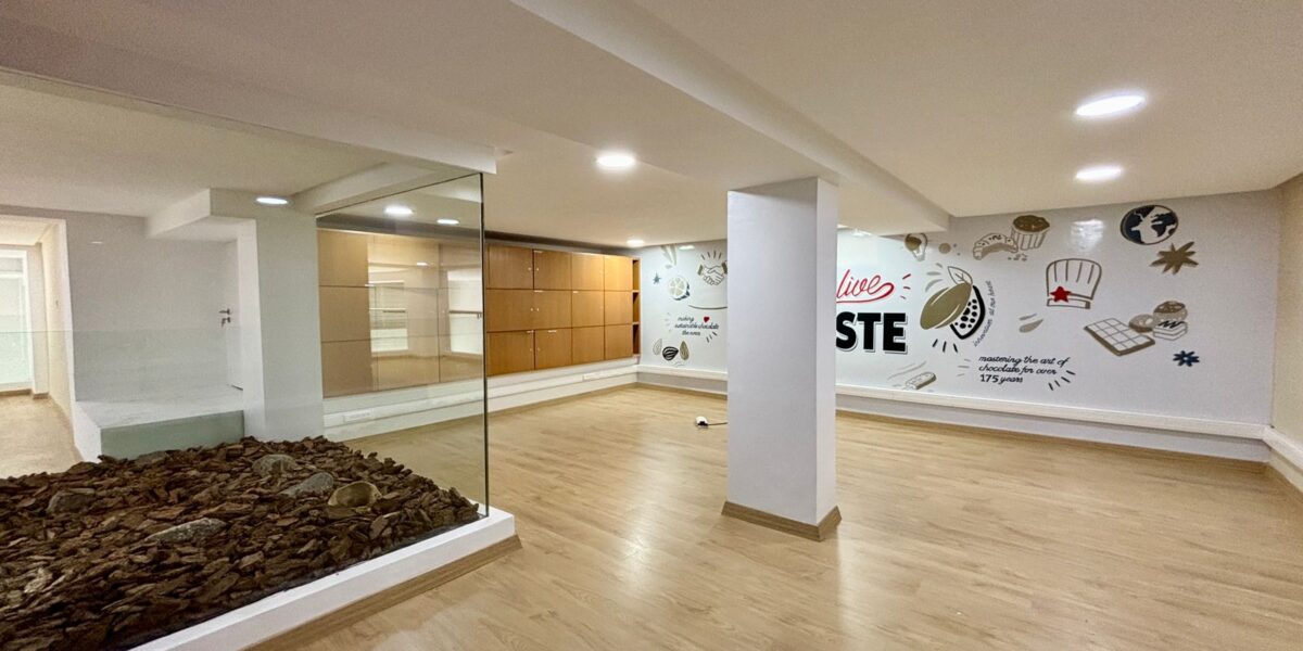 SPACIEUX LOCAL COMMERCIAL AVEC MEZZANINE – À MAARIF, LES IRIS – 195 M² REZ-DE-CHAUSSÉE + 122 M² MEZZANINE – AVEC GARAGE AU SOUS-SOL SPACIEUX LOCAL COMMERCIAL AVEC MEZZANINE – À MAARIF, LES IRIS – 195 M² REZ-DE-CHAUSSÉE + 122 M² MEZZANINE – AVEC GARAGE AU SOUS-SOL
