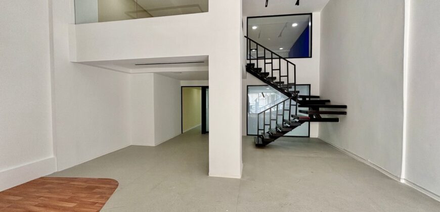 SPACIEUX LOCAL COMMERCIAL AVEC MEZZANINE – À MAARIF, LES IRIS – 195 M² REZ-DE-CHAUSSÉE + 122 M² MEZZANINE – AVEC GARAGE AU SOUS-SOL