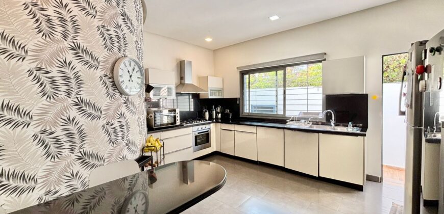 AIN DIAB – VENTE D’UNE MAGNIFIQUE VILLA AVEC PISCINE ET TOIT VUE MER EN RÉSIDENCE PRIVÉE