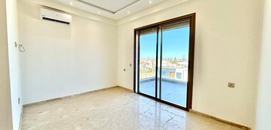 LOCATION D’UN JOLI STUDIO NEUF AVEC GRANDE TERRASSE, PARKING ET GARAGE EN CALIFORNIE