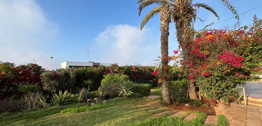 Villa de Prestige sur 2500m² de Terrain à Vendre à Dar Bouazza