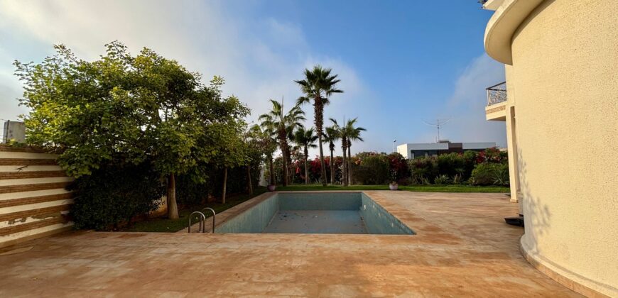 Villa de Prestige sur 2500m² de Terrain à Vendre à Dar Bouazza