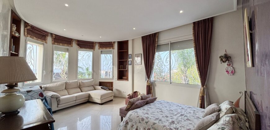 Villa de Prestige sur 2500m² de Terrain à Vendre à Dar Bouazza