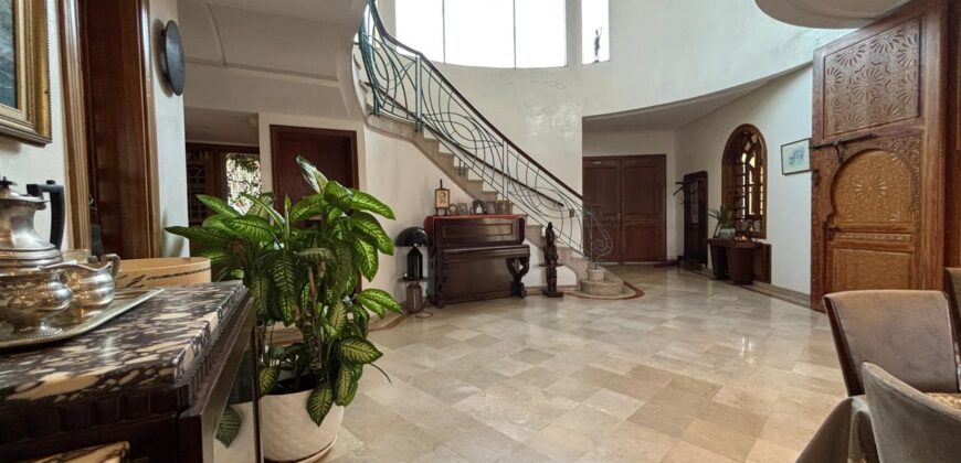 Villa de Prestige sur 2500m² de Terrain à Vendre à Dar Bouazza