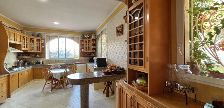 Villa de Prestige sur 2500m² de Terrain à Vendre à Dar Bouazza