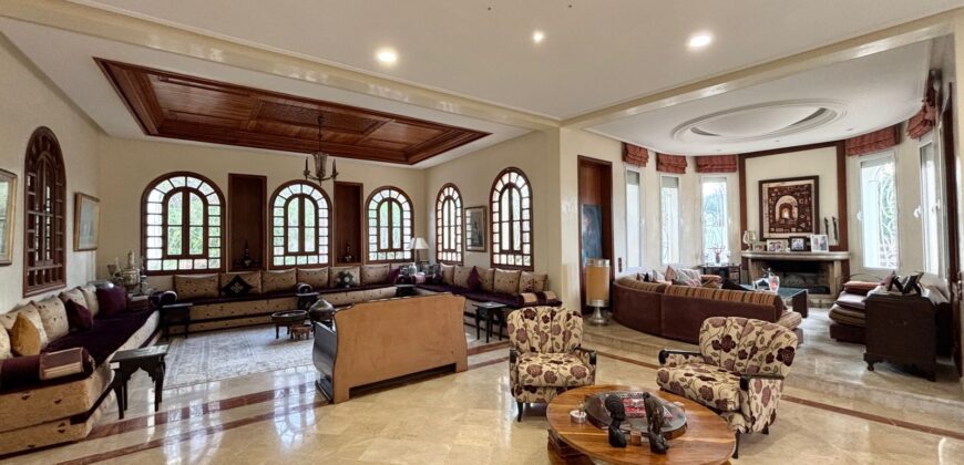 Villa de Prestige sur 2500m² de Terrain à Vendre à Dar Bouazza