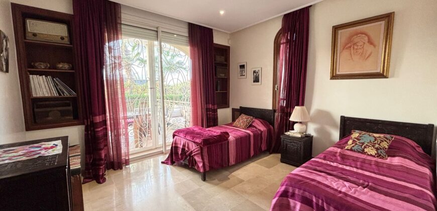 Villa de Prestige sur 2500m² de Terrain à Vendre à Dar Bouazza