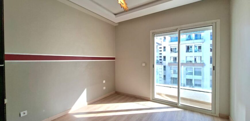 Super Appartement à la Cité Des Arts, Près de la Corniche