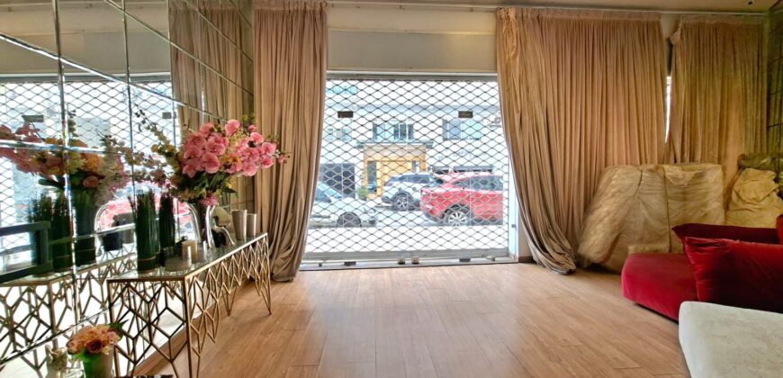 Spacieux Local Commercial avec Mezzanine au Coeur de Racine