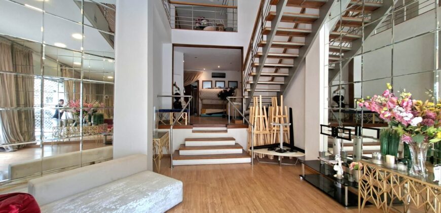 Spacieux Local Commercial avec Mezzanine au Coeur de Racine