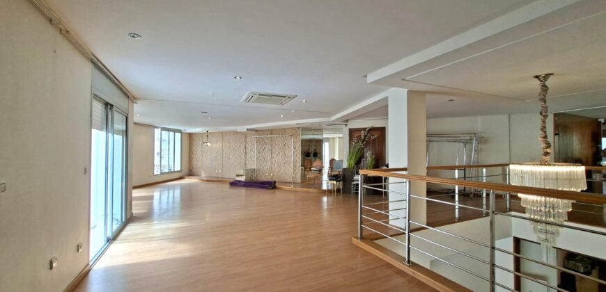 Spacieux Local Commercial avec Mezzanine au Coeur de Racine