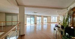 Spacieux Local Commercial avec Mezzanine au Coeur de Racine