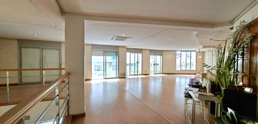 Spacieux Local Commercial avec Mezzanine au Coeur de Racine