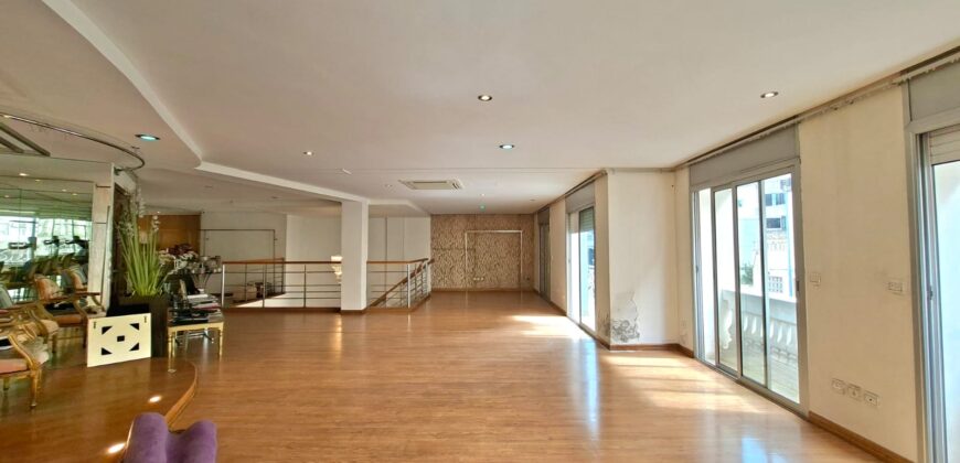 Spacieux Local Commercial avec Mezzanine au Coeur de Racine