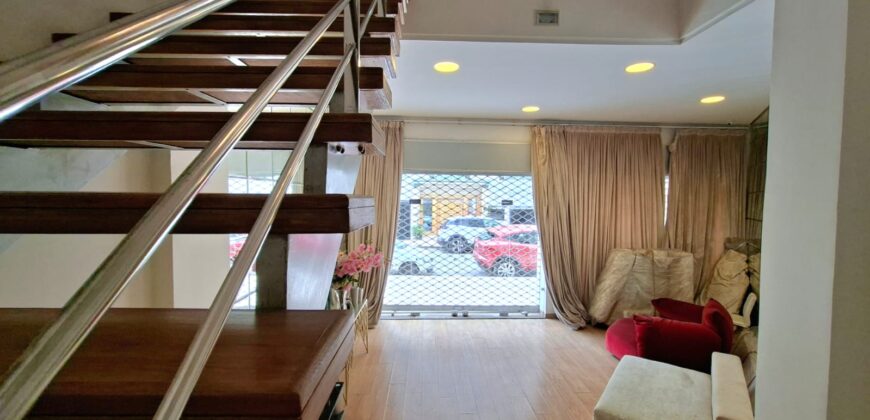 Spacieux Local Commercial avec Mezzanine au Coeur de Racine