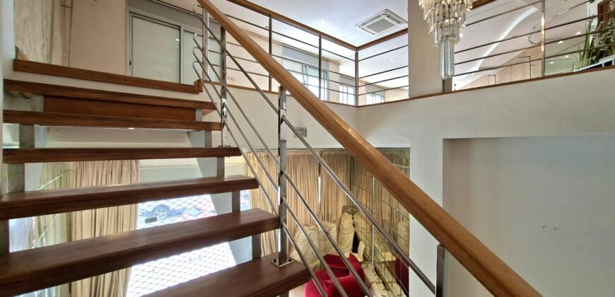 Spacieux Local Commercial avec Mezzanine au Coeur de Racine