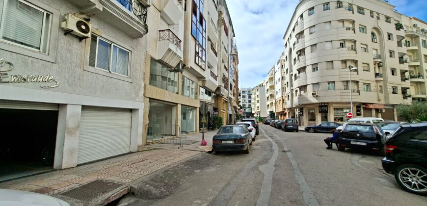 Spacieux Local Commercial avec Mezzanine au Coeur de Racine