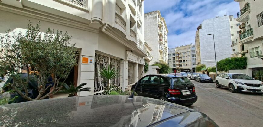 Spacieux Local Commercial avec Mezzanine au Coeur de Racine